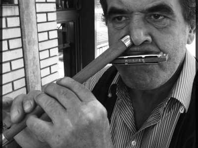 Il marinaio serbo incontrato durante uno dei viaggi per provare il Vostok. L'uomo � stato per 40 anni imbarcato con equipaggi monopolitani e molfettesi, quindi ha accolto Lorenzo Scaraggi e Peppino Guardapassi salutandoli in dialetto molfettese e mostrando la sua abilit� nel suonare il flauto, con il naso